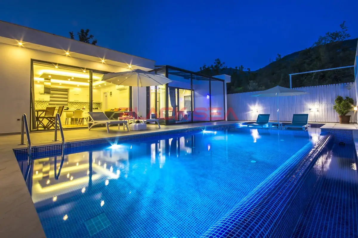 Kalkan Üzümlü Köyünde 1+1 Kapalı Havuzlu Balayı Villası